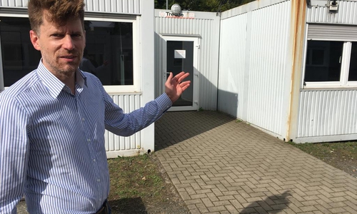 Oliver Behn, Schulleiter am Gymnasium im Schloß, zeigt die Unterrichts-Container an seiner Schule. Die haben ihre besten Jahre bereits hinter sich. 