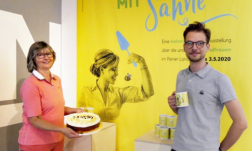 Cornelia Könneker (Landfrauen Kreis Peine) und Francisco Vogel (Kreismuseum Peine) freuen sich über die Spendenbereitschaft der Besucherinnen Besucher der Ausstellung „Aber bitte mit Sahne“