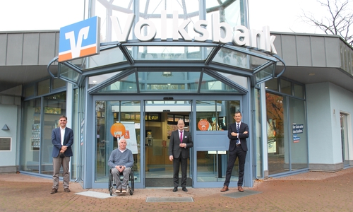 Gehen gemeinsam neue Wege: Von links: Michael Betker (Vermieter), Erwin Verfürth (Planer), Stefan Honrath (Leiter der Direktion Peine), Patrick Pietschmann (Vorstandsmitglied) stellen die Umzugspläne der Volksbank BraWo Filiale Edemissen vor.