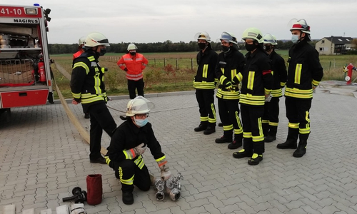 Löschübung durch die jungen Brandschützer.
