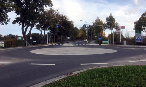 Der neue Kreisverkehr kann nun befahren werden.