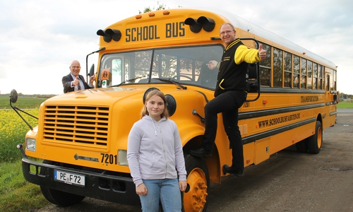 Machen Kilometer für die gute Sache: Stefan Honrath (l.), Botschafter von United Kids Foundations im Landkreis Peine, ist begeistert vom Engagement von Anna (m.) und Frank Korte (r.) von der Firma Schoolbusfahrten.