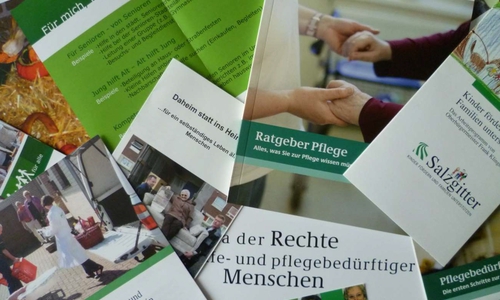 Verschiedene Broschüren rund um das Thema Pflege helfen weiter.