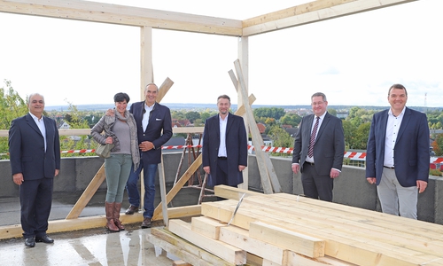 Zum Richtfest hatten sich Bauschaffende, Investoren und zukünftige Mieter auf der Dachterrasse des zweiten Ärztehauses eingefunden.