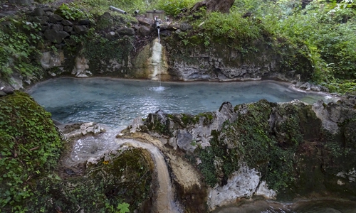 Traumhaft: Eine heiße Quelle und ein heißer Wasserfall im Shiretoko National Park.