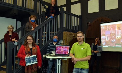 Elke Brummer vom Mönchehaus Museum (auf der Treppe von links), Annelies Tschupke und Hans Georg Ruhe von Pulse of Europe Goslar sowie Marleen Mützlaff, Fachbereichsleiterin Kultur (vorn von links), Horst Eysel von Pulse of Europe, Stadtjugendpfleger Joshua Friederichs und Nina Sturde von der Goslar Marketing GmbH wollen die Goslarer Jugend auf das europaweite Kunst- und Klimaprojekt von Kaiserringträger Olafur Eliasson aufmerksam machen.