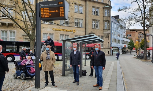 Oberbürgermeister Ulrich Markurth (von links), Verbandsdirektor Ralf Sygusch und BSVG-Geschäftsführer Jörg Reincke präsentieren den ersten neuen Echtzeit-DFI-Anzeiger.