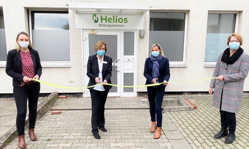 Pflegedirektorin Aline Prasse und Leiterin des Bildungszentrums Juliane Hunze eröffnen die neuen Räumlichkeiten.