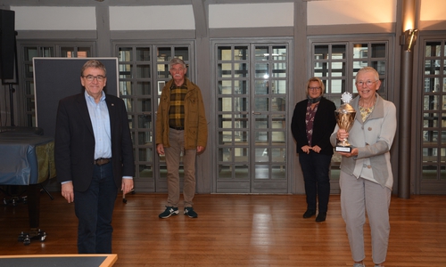 Alle auf Abstand: Im Ratssaal trafen sich (von links) Bürgermeister Thomas Pink, Peter Hausen, Corina Bornecke und Gabi Schumpe, die neue Titelträgerin.  