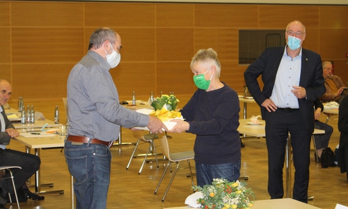 Sven Volkers (li.) nahm die Glückwünsche der Fraktionen und Verwaltung entgegen.