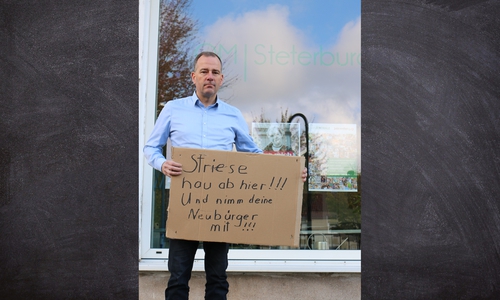 Dieses Schild wurde vor dem Büro von Ortsbürgermeister Christian Striese angebracht.