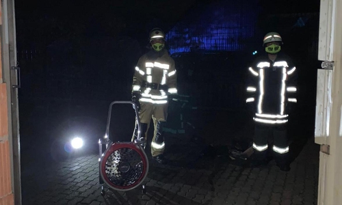 Zwei Feuerwehrleute mit einem Hochleistungslüfter. 