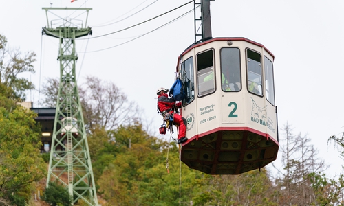 Wenn die Seilbahn stecken bleibt - Die Feuerwehr probte den Ernstfall. 