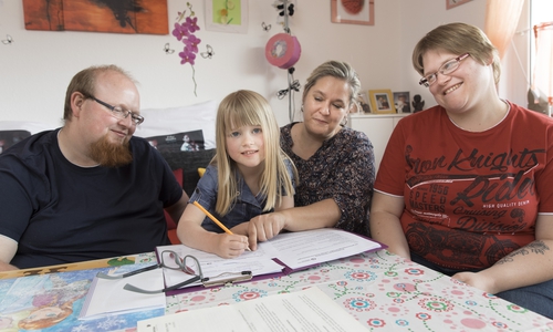  LHPB-Mitarbeiterin Kristin Kluczyk (2.v.r.) berät Katja Riesebeck, Kevin Uwe Lohse und deren Tochter Linea zu Aufgaben in der kommenden Woche.   