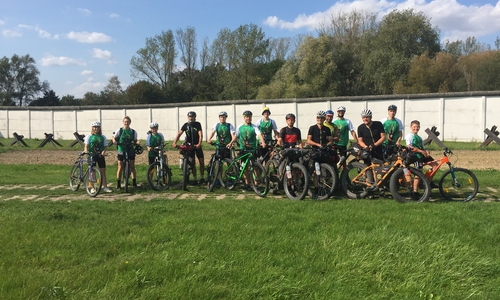 Die Schüler fahren mit ihrem Mountainbike entlang der ehemaligen Grenze.