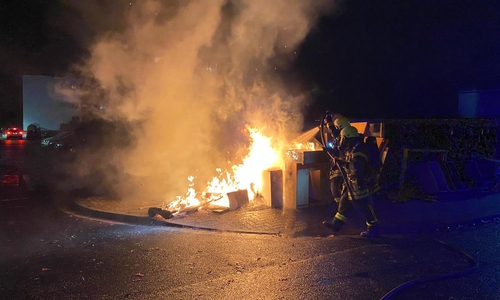In der Nacht geriet Sperrmüll in Brand.