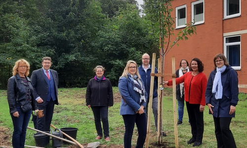 Von links: Margit Grune (SPD-OV-Vorstand Helmstedt), André Lindner (Leiter der Politischen Bildungsstätte Helmstedt), Alexandra Girod-Blöhm, Susanne Schneider (beide ASF-Vorstand), Jörn Domeier, MdL (SPD-UB-Vorsitzender), Sandra Domeier, Christine M. Kaiser, Mandy Schimmeyer (alle ASF-Vorstand).