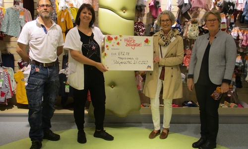 Bei der Spendenübergabe v.l.n.r.: Marktleiter Marcel Kostelnik mit seiner Stellvertreterin Alexandra Vuckìc, Ingrid Scheele und Heidemarie Wypich vom Hospizverein Wolfenbüttel