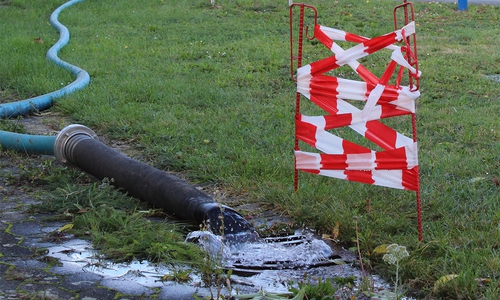 Vorsorglich werden Übergabepunkte ins Stadtnetz gespült, wie hier die Übergabestation am Horstweg. 