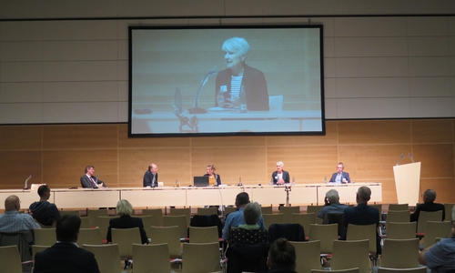 Landrätin Christiana Steinbrügge während der Plenumsdiskussion.
