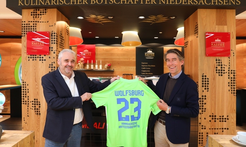 Andreas Berndt (Geschäftsführer HKM) und Michael Meeske (VfL-Geschäftsführer).