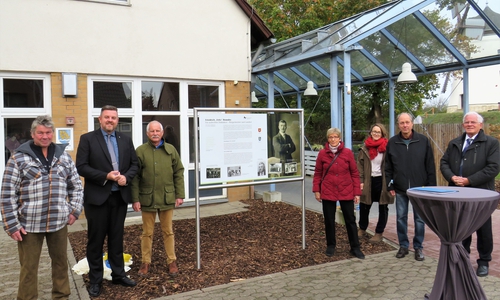 Zu Ehren von Fritz Brandes: Enkel Jörg Brandes, Bürgermeister Andreas Busch, stellvertretender Ortsbürgermeister Heinz-Gerhard Prenzel, Enkelin Brigitte Bothe, Anna Lamprecht (Braunschweigische Landschaft), Initiator Uwe Otte und der ehemalige niedersächsische Ministerpräsident Gerhard Glogowski bei der Enthüllung der Gedenktafel.