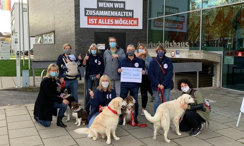 Das DRK Therapiehundteam Wolfsburg-Mitte erhielt einen Spendenscheck von den IGM-Vertrauensfrauen. 