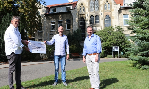 Horst Waßmann von der Neuerkeröder Freizeitpädagogik (links) nahm den Spendenscheck von Matthias von Czapiewski (Mitte) und im Beisein von Thomas Bix, Leiter Bau- und Liegenschaftsmanagement der Evangelischen Stiftung Neuerkerode entgegen.  +++   