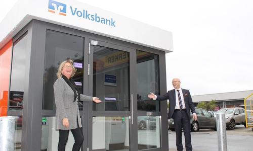 Eröffnet! Stefan Honrath, Leiter der Direktion Peine, und Ute Müller, Filialleiterin in Stederdorf, freuen sich über den neuen Volksbank BraWo SB-Kubus auf dem Parkplatz vor tedox und Dänischem Bettenlager.