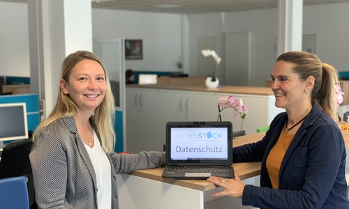 Cindy Lutz, Kreisvorsitzende MIT Wolfsburg (links) und Svenja Hohnstock, Geschäftsführerin der Hohnstock GmbH (rechts).   
