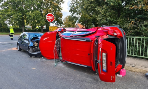 Der Opel wurde auf die Seite geschleudert.