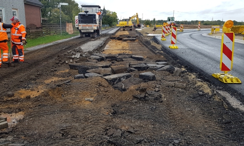 Mit Hochdruck arbeitet der Tiefbaubetrieb daran, den Kreisverkehr fertigzustellen.