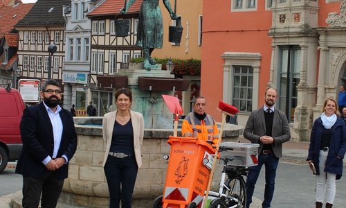Übergabe des E-Lastenfahrrads auf dem Schöninger Markt. Von links: Aygün Erarslan (Leiter Städt. Betriebshof), Antje Klimek (Avacon-Kommunalreferentin), Betriebshofmitarbeiter Michael Tamborrino, Bürgermeister Malte Schneider, REA-Geschäftsführerin Andrea Keßler.  