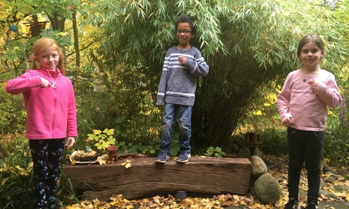 Lena, Louise und Rose mit ihren selbstgeschliffenen Amuletten aus Speckstein. 