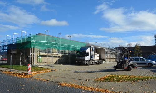 An der denkmalgeschützten Halle AE37 wird schon kräftig gearbeitet. Zuerst bekommt sie ein neues Dach mit Schieferdeckung.
