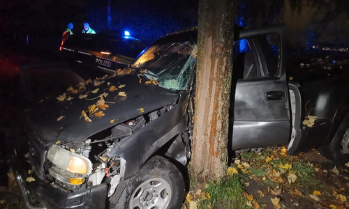 Die Fahrerseite des Autos wurde bei der Kollision eingedrückt. 