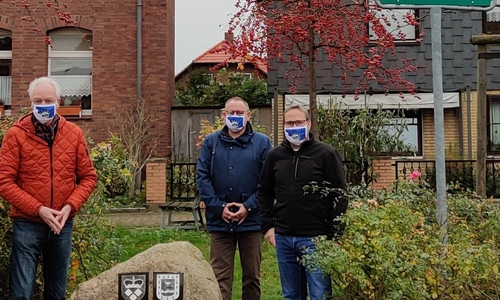 Nach der abgesagten Begegnung mit Briouze im Frühjahr setzt das Komitee in Salzdahlum ein Zeichen der Freundschaft und der Verbundenheit mit der Partnergemeinde in der Normandie. Präsident Sören Rischbieter, Vizepräsident Ingo Bautz und Präsidiumsmitglied Klaus Wittchen zeigen auf dem Briouze-Platz die von Nicole Lindner-Saul entworfenen Masken.