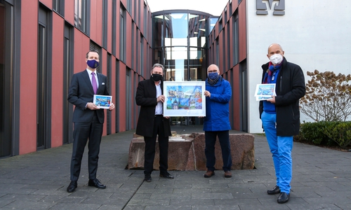 Michael Pannwitz (Leiter Individualkunden der Volksbank BraWo), Thomas Fast (Leiter der Direktion Gifhorn der Volksbank BraWo), der Künstler Peter Matzat und Hans-Joachim Grove (Vorstandsmitglied der Grove-Moldovan Art-Foundation und Inhaber der ROM-ART Galerie) präsentieren die Kunstkarte, deren Erlöse der Kinder- und Jugendarbeit zu Gute kommen (v. li.). 