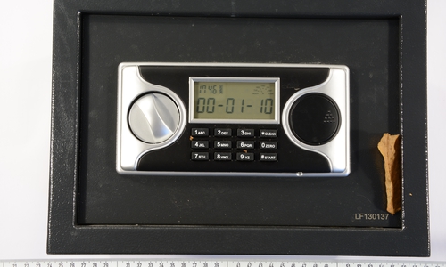 Wer kann Angaben zu diesem Tresor machen? 