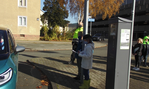 Die Schulkinder bei der Geschwindigkeitsüberprüfung. Hier hatte die Kinder einige Fragen an die Verkehrsteilnehmer.
