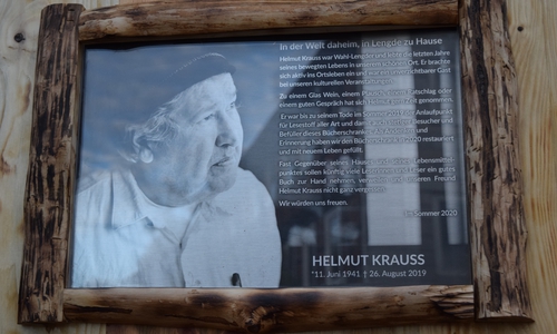  Der umgestaltete Bücherschrank erinnert in edler Optik an den verstorbenen Helmut Krauss.