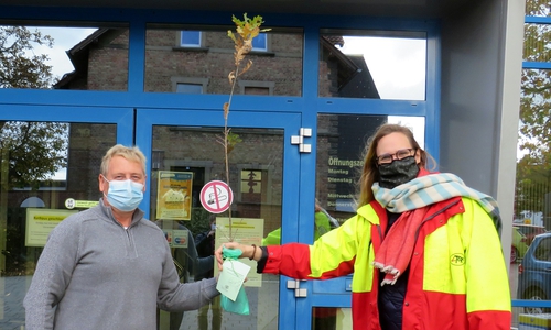 Klaus Frobart von der Gemeinde Lehre mit Elisabeth Hüsing bei der Übergabe der Eiche.