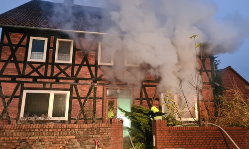 Dichter Rauch dringt aus dem Fachwerkhaus.