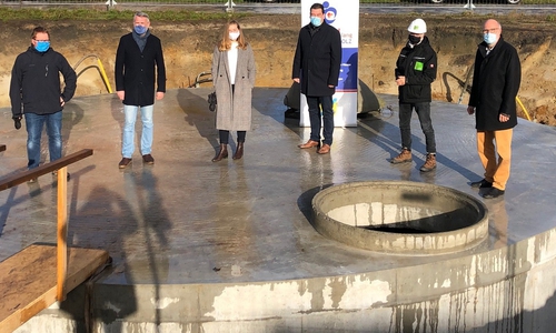 Der Deckel auf dem Eisspeicher ist gesetzt und wird in Augenschein genommen von (v.l.n.r.): Patrick Nestler (Klimaschutzmanagment), Herbert Pieper (BM Wahrenholz), Lotta Hagelmann (Klimaschutzmanagement), Tobias Heilmann (SPD MDL), der Bauleiter des Projektes und Detlef Tanke (Verbandsvorsitzender)