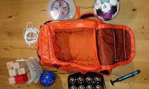 Die prall gefüllte Spieletasche für einen coronagerechten Sportunterricht im Freien.