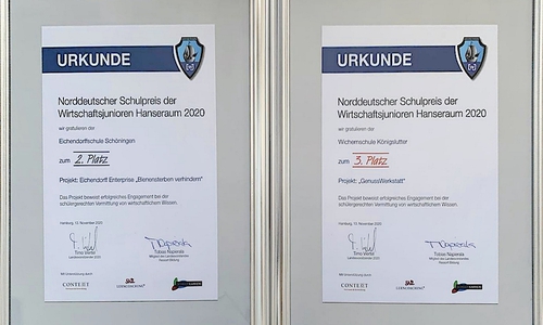 Urkunden des 2. und 3. Gewinners des Norddeutschen Schulpreises aus dem Landkreis Helmstedt.