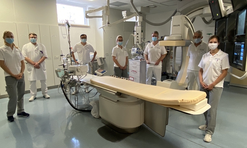 Freuen sich, den künftigen medizinischen Nachwuchs mitauszubilden: v.l. die Chefärzte Privatdozent Dr. med Thomas Wittlinger, Prof. Dr. med. Tung Yu Tsui, Ralf Koch, Dr. med Thomas Peterson, mit den PJ-Studierenden, v.l. Elisabeth Pietsch aus Schwerin (studiert in Kiel), Sina Bertram ( studiert in München) und Milena Haase (studiert in Hamburg), beide  aus Goslar, hier im Herzkatheterlabor.
