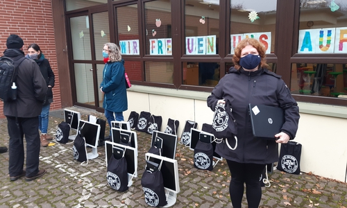 Die siebenfache Mutter Kirsten Szukal freut sich über ihren neuen Laptop.