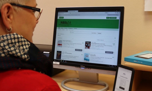 Yvonne Bowman zeigt die Onleihe. 