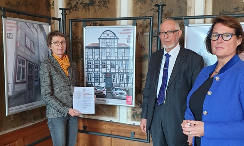 Von links nach rechts: Helmstedts Denkmalpflegerin Doris Noll, Prof. Manfred Gerner und die Geschäftsführerin der Arbeitsgemeinschaft Maren Sommer-Frohms bei der Übergabe des Sonderpreises für das Haus Papenberg 14. 